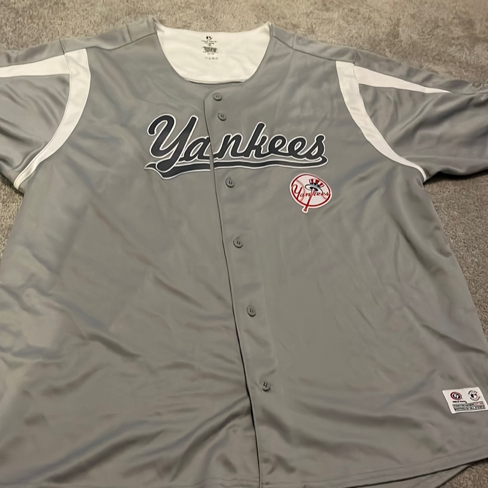 True Fan men’s light gray Yankees button down jersey in short sleeves.